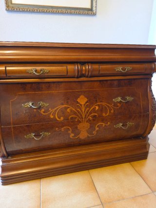 Cajonera de madera con detalles dorados