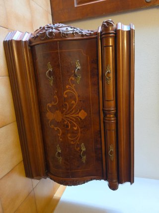 Cajonera de madera con detalles dorados