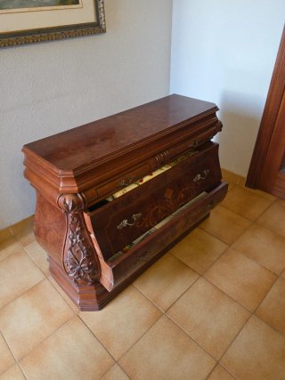 Cajonera de madera con detalles dorados