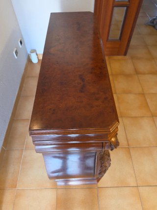 Cajonera de madera con detalles dorados