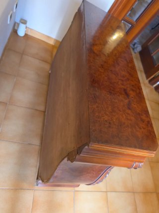 Cajonera de madera con detalles dorados
