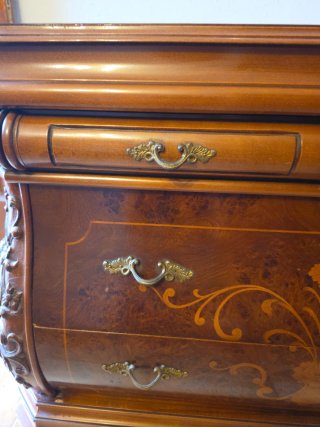 Cajonera de madera con detalles dorados