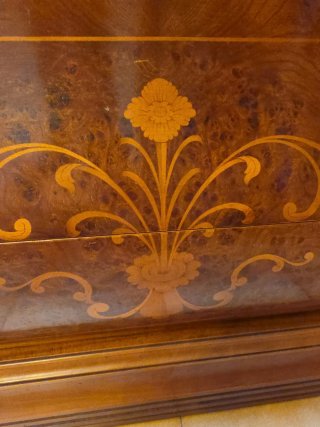 Cajonera de madera con detalles dorados