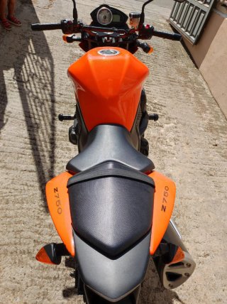 Kawasaki Z-750 Naranja y Negra