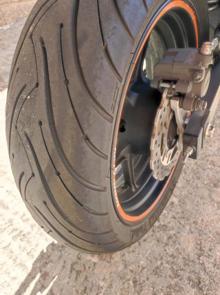 Kawasaki Z-750 Naranja y Negra