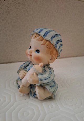 Statuetta bimbo con pigiama a righe
