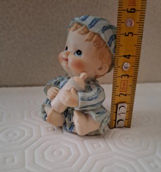 Statuetta bimbo con pigiama a righe
