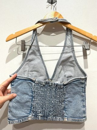 Top denim Stradivarius con pedrería