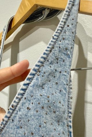 Top denim Stradivarius con pedrería