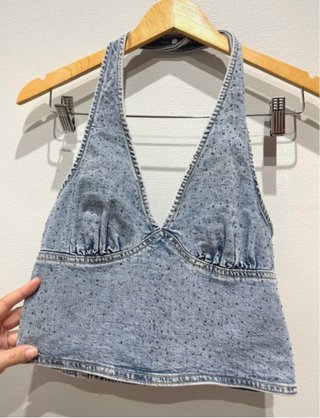 Top denim Stradivarius con pedrería