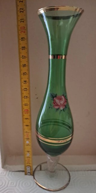 Vasetto in vetro verde con decorazioni oro