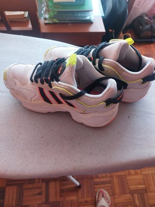 Zapatillas Adidas Blancas y Amarillas