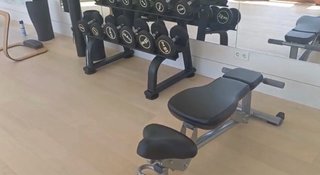 Banco de pesas y mancuernas gimnasio