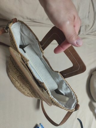 Bolso de rafia con asas de madera