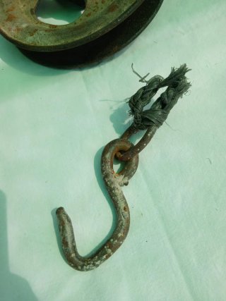 Carrucha de polea antigua con gancho