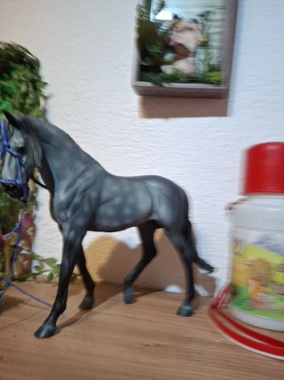 Figura caballo gris con brida azul
