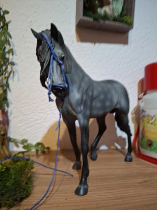 Figura caballo gris con brida azul