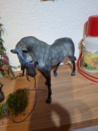 Figura caballo gris con brida azul