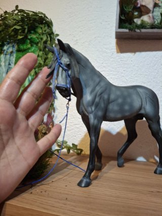 Figura caballo gris con brida azul