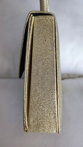 Bolso de fiesta dorado con asa