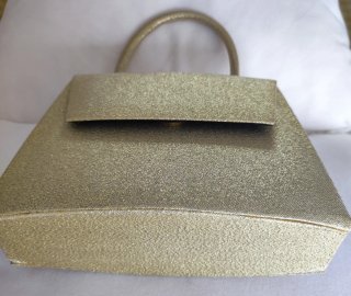 Bolso de fiesta dorado con asa