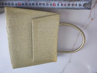 Bolso de fiesta dorado con asa