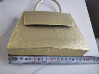 Bolso de fiesta dorado con asa
