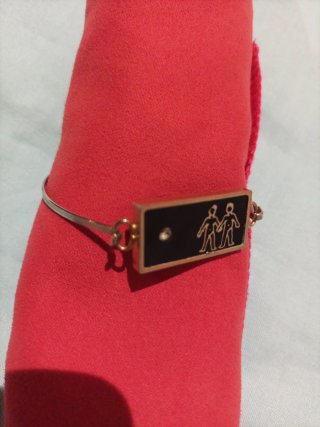 Pulsera infantil con figuras y piedra