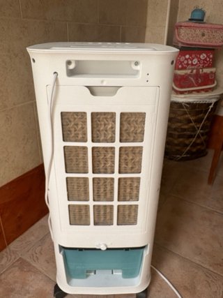 Enfriador de aire portátil con deposito de agua