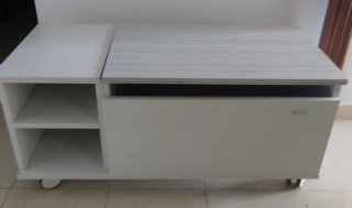 Mesa auxiliar multifuncional con ruedas