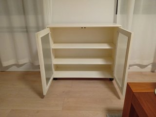 Mueble blanco con estanterías y puertas con vinilo