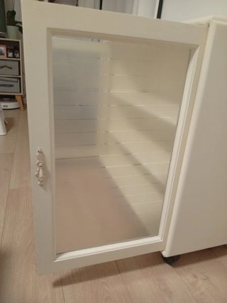 Mueble blanco con estanterías y puertas con vinilo