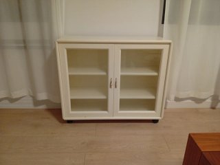 Mueble blanco con estanterías y puertas con vinilo