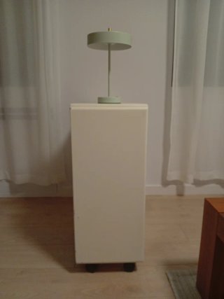 Mueble blanco con estanterías y puertas con vinilo