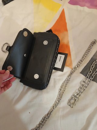 Bolso clutch negro con tachuelas