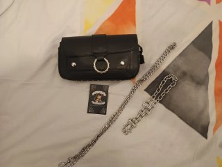 Bolso clutch negro con tachuelas