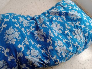 Colchón de tela azul con estampado floral