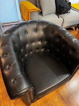 Sillón Chester de cuero negro