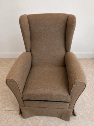 Sillón orejero clásico muy cómodo.