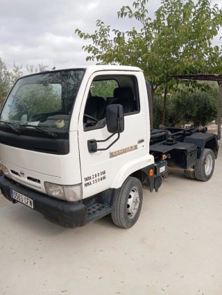Nissan Cabstar 2003 multilift