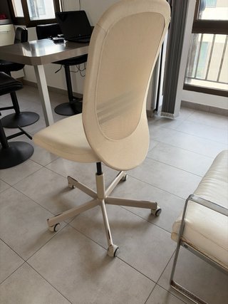 Silla de oficina ergonómica blanca