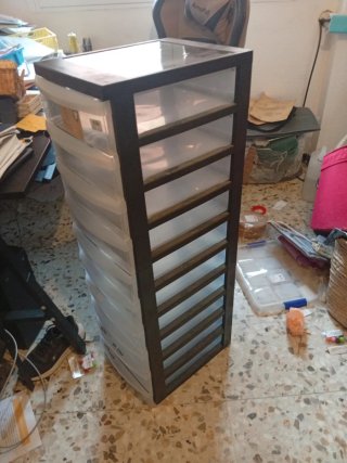 Cajonera de plástico negra y transparente.