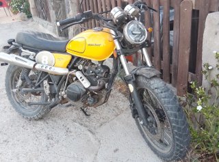 Moto Enduro Amarilla y Negra