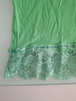 Canotta donna verde con pizzo e perline