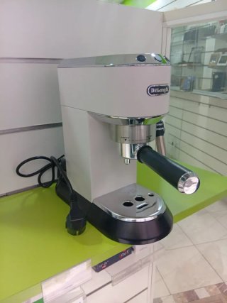 Cafetera DeLonghi Dedica EC685.W Blanca