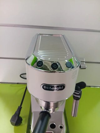 Cafetera DeLonghi Dedica EC685.W Blanca