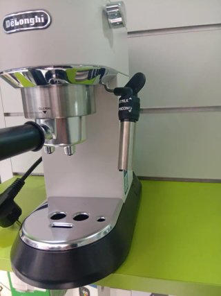 Cafetera DeLonghi Dedica EC685.W Blanca