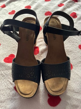 Sandalias negras tacón con tiras
