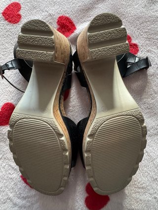 Sandalias negras tacón con tiras
