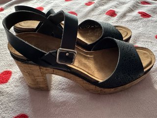 Sandalias negras tacón con tiras